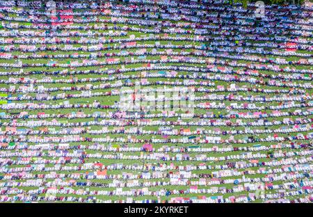 Barishal, Barishal, Bangladesch. 2.. Dezember 2022. Rund 50000-70000 muslimische Menschen versammelten sich in Bels Park, Barishal City, Bangladesch unter einem heißen, feuchten offenen Feld für ihre wöchentlichen Jummah-Gebete. Es gilt als einer der größten Jummah jamat in dieser Stadt, wo Tausende von Woreshippern ihr normales Jummah-Gebet gemeinsam führen. (Bild: © Mustasinur Rahman Alvi/ZUMA Press Wire) Stockfoto