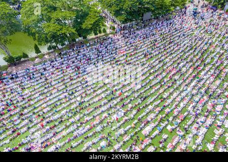 Barishal, Barishal, Bangladesch. 2.. Dezember 2022. Rund 50000-70000 muslimische Menschen versammelten sich in Bels Park, Barishal City, Bangladesch unter einem heißen, feuchten offenen Feld für ihre wöchentlichen Jummah-Gebete. Es gilt als einer der größten Jummah jamat in dieser Stadt, wo Tausende von Woreshippern ihr normales Jummah-Gebet gemeinsam führen. (Bild: © Mustasinur Rahman Alvi/ZUMA Press Wire) Stockfoto