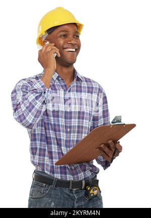 Ich rede mit meinen Bauunternehmern. Studiofoto eines afroamerikanischen Mannes in Baukleidung, der mit einem Handy spricht. Stockfoto