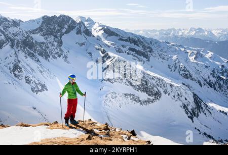 Wanderer mit Blick auf die Stubai-Alpen von Mitterzeigerkogel, Berge im Winter, Kühtai, Tirol, Österreich, Europa Stockfoto