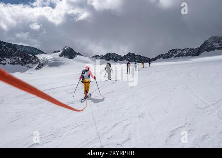 Tour in großer Höhe, Skitouristen, die an einem Seil über den Alpeiner Ferner Gletscher laufen, Winter in den Bergen, Neustift im Stubai-Tal, Tirol, Österreich, EU Stockfoto