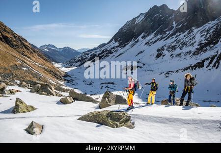 Skitouristen auf dem Aufstieg, Berge im Winter mit Schnee, Stubai-Alpen, Tirol, Österreich, Europa Stockfoto