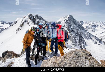 Skitouristengruppe auf dem Gipfel, Wildes Hinterbergel, Berge im Winter mit Schnee, Stubai-Alpen, Tirol, Österreich, Europa Stockfoto