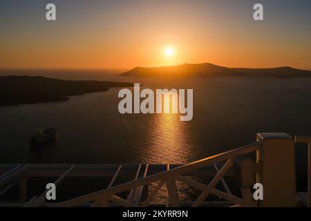 Spektakulärer Blick auf den Sonnenuntergang von den Dächern von Fira Santorini Stockfoto