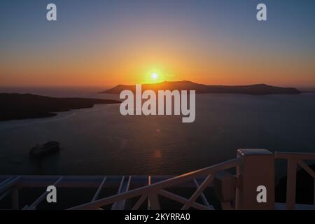 Spektakulärer Blick auf den Sonnenuntergang von den Dächern von Fira Santorini Stockfoto