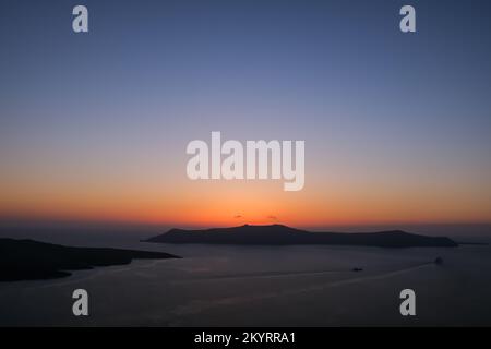 Spektakulärer Blick auf den Sonnenuntergang von den Dächern von Fira Santorini Stockfoto