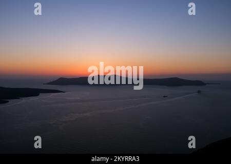 Spektakulärer Blick auf den Sonnenuntergang von den Dächern von Fira Santorini Stockfoto