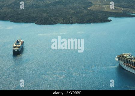 Santorin, Griechenland - 16. September 2022 : Panoramablick auf zwei Kreuzfahrtschiffe neben dem Vulkan in Santorin Griechenland Stockfoto