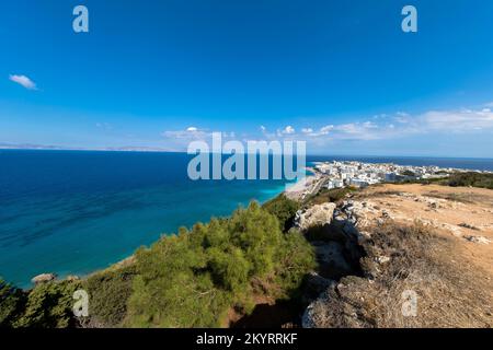 Blick aus der Vogelperspektive auf Rhodos Stadtinsel mit Wolkenkratzern und dem berühmten Elli Beach. Berühmtes Touristenziel in Südeuropa. Rhodos-Insel, Griechenland. Stockfoto