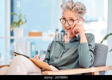 Leitende Angestellte, Geschäftsleute und Frau telefonieren, während sie während der Kommunikation Unternehmensideen in ein Notizbuch schreiben. WiFi, Handyanruf und reife weibliche ceo Stockfoto