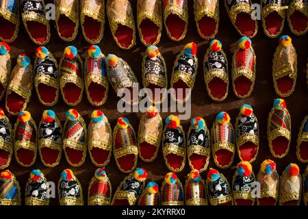 Satz von türkischen Ottoman Leder Slipper im Basar in Istanbul Stockfoto