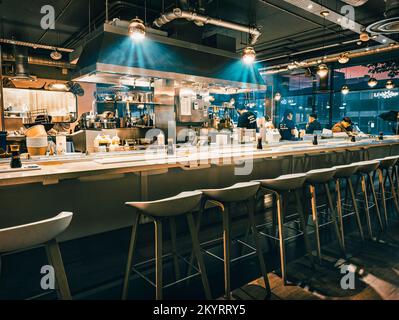 Hey! Sushi im Stadtzentrum von Brighton. Innenansicht am Abend. East Sussex UK Stockfoto