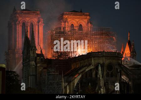 Großer Blick auf das Feuer der Kathedrale Notre-Dame de Paris - PARIS, FRANKREICH - 15. APRIL 2019 Stockfoto