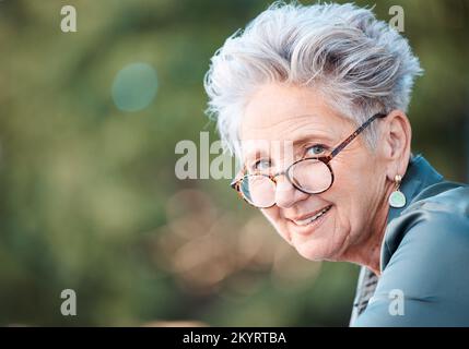 Natur, Porträt und leitende Geschäftsfrau im Bürogarten während ihrer Mittagspause. Glücklicher, lächelnder und älterer professioneller Manager Stockfoto
