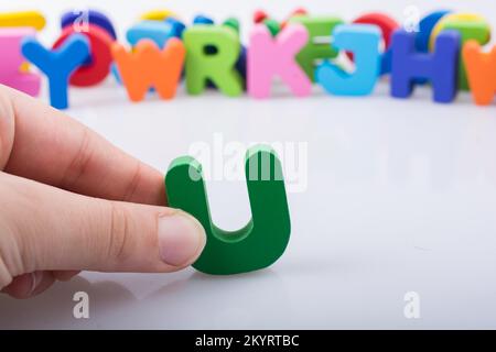 Hand schreiben cube U von aus Holz Stockfoto