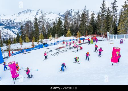 Les Arcs, Frankreich - 15.02.2022 : Clubmed Les Arcs Panorama, Lehrer unterrichtet Kind fürs Skifahren. Aktivitäten für Kinder im Freien, die Kinder Ski im Ski sind Stockfoto