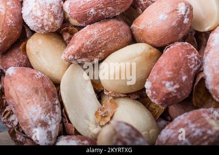 Geräumte Erdnüsse gebacken und gesalzen essfertig Stockfoto