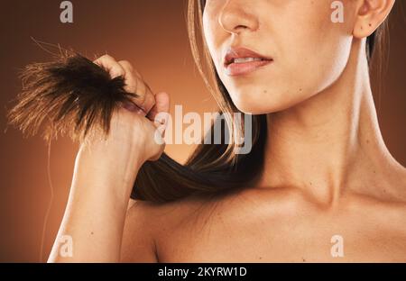 Schönheit, Haarpflege und Modelhand mit Schäden, Spaltstellen und trockener Textur durch ungesundes Styling. Zerstörtes, Check- und Haarproblem der Kosmetik Stockfoto
