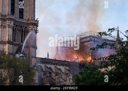 Die Flammen steigen auf und verwüsten die Kathedrale Notre-Dame in Paris - PARIS, FRANKREICH - 15. APRIL 2019 Stockfoto