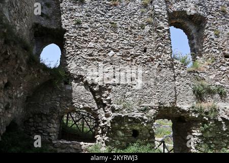 Mercato San Severino - Interno dei ruderi della prima cinta muraria del Castello dei Sanseverino Stockfoto