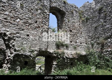 Mercato San Severino - Interno dei ruderi della prima cinta muraria del Castello Sanseverino Stockfoto