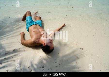 Betrunkene Reise Strandparty. Lustiger Urlaubstylegefühl Stockfoto