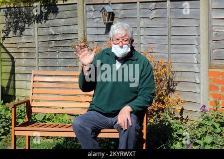 Ältere oder ältere Person trägt eine Maske, um zu verhindern, dass sich ein Virus ähnlich wie Covid ansteckt oder weitergibt. Stockfoto