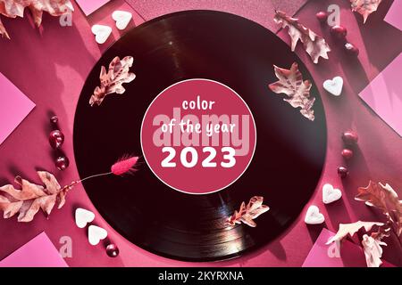 Vintage Vinyl Schallplatten in Papierärmel auf schwarzem Hintergrund und Papierärmel. Gelbe Eichenblätter auf rotem Hintergrund mit Herbstverzierungen. Zucker Stockfoto