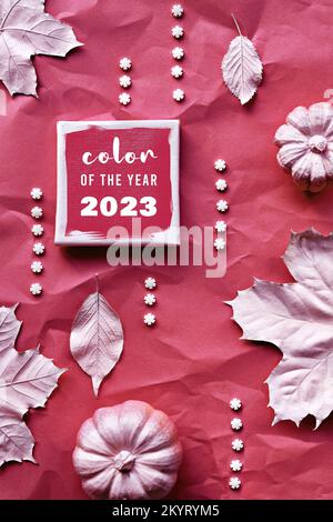 Herbst-Magenta-Hintergrund mit bemalten Ahornblättern, Kürbissen und Reihen von Zuckerstreuseln. Der Herbst wabiert Text auf Leinwand. Stockfoto