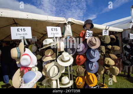 EXETER, DEVON, Großbritannien - 1. JULI 2022 Trade Stand - Hats Stockfoto