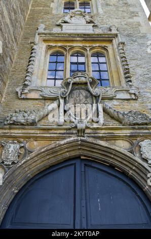 Architektonische Details des e3xterior erbauten Apethorpe Palace, einem historischen Haus in Northamptonshire, Großbritannien Stockfoto