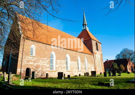 Protestantische Dorfkirche in Rysum, Warfendorf in der Gemeinde Krummhörn, Bezirk Aurich, Ostfriesien, Niedersachsen Stockfoto