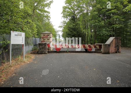 Innerdeutscher Grenzübergang zur ehemaligen DDR und Sicherheitseinrichtung mit Barriere, Henneberg, Meiningen, Thüringen, Deutschland, Europa Stockfoto