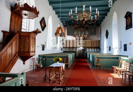 Gebetsraum in der protestantischen Dorfkirche in Rysum, Warfendorf in der Gemeinde Krummhörn, Bezirk Aurich, Ostfriesien, Niedersachsen Stockfoto