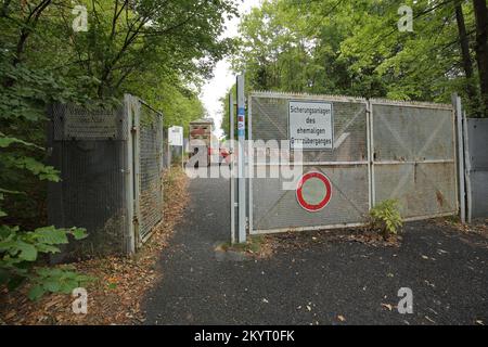 Innerdeutscher Grenzübergang zur ehemaligen DDR und Sicherheitseinrichtung mit Tor und Zaun, Henneberg-Eußenhausen, Meiningen, Thüringen, Deutschland, Eu Stockfoto