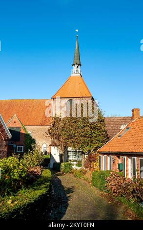 Protestantische Kirche im alten historischen Zentrum von Rysum, Warfendorf in der Gemeinde Krummhörn, Bezirk Aurich, Ostfriesien, Niedersachsen Stockfoto