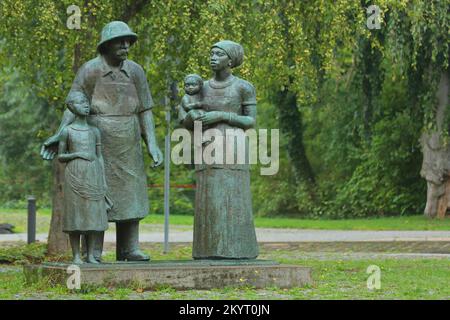 Skulptur und Denkmal für Albert Schweitzer von Gerhard Geyer, Mann, Frau, Kinder, Kleinkind, Four, Carry, Kegelplatz, Weimar, Thüringen, Deutschland, Euro Stockfoto