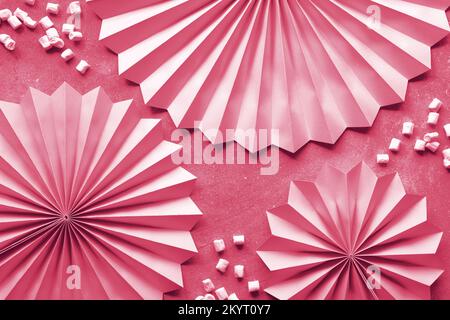 Pinkfarbene Papierfächer, Marshallows und leerer weißer Rahmen. Flach liegend, Draufsicht auf Bilderrahmen. Copy-Space, für Text in einem weißen Quadrat platzieren. Stockfoto