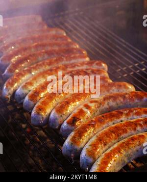 Würstchen auf dem Grill, Prag, Tschechische Republik Stockfoto