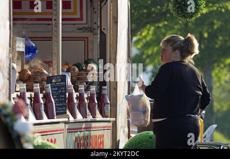 EXETER, DEVON, Großbritannien - 19. Mai 2018 Kunde an einem Imbissstand Stockfoto