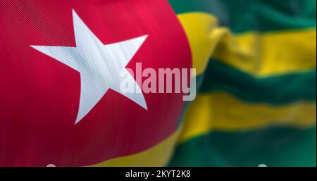 Nahaufnahme der Togo-Nationalflagge, die im Wind winkt. Die Republik Togo ist ein Land in Westafrika. Texturierter Hintergrund. Selektiv f Stockfoto