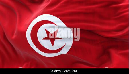 Nahaufnahme der tunesischen Nationalflagge, die im Wind winkt. Die Tunesische Republik ist das nördlichste Land Afrikas. Strukturierter Stoffhintergrund Stockfoto