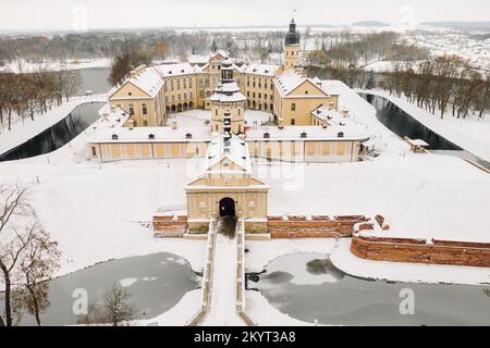 Blick von oben auf die Burg Nesvizh im Winter in Belarus. Burgen von Belarus Stockfoto