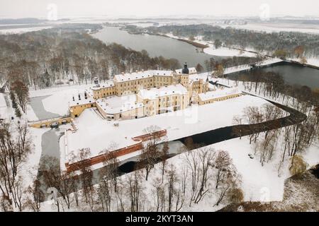 Blick von oben auf die Burg Nesvizh im Winter in Belarus. Burgen von Belarus Stockfoto