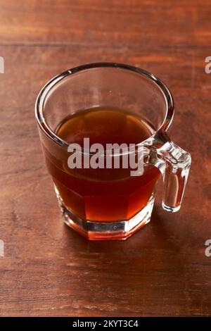 Eine kleine Tasse klaren arabica-Kaffee auf einem Holztisch Stockfoto