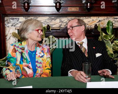 Ann MacMillian und WILSON beim Oldie lit Lunch 15-11-22 Neil Spence Photography; der Liberale Club; Stockfoto