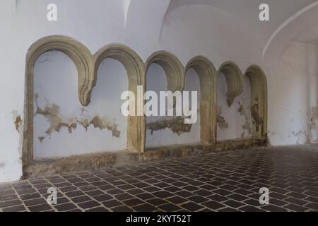 Mittelalterliche Sedilia am Tor des alten Gebäudes, Sopron, Ungarn Stockfoto