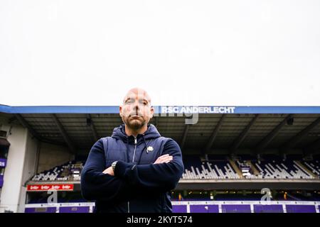 ACHTUNG HERAUSGEBER - VERTEILT BILDER - OBLIGATORISCHE GUTSCHRIFT 'RSCA STUDIO' verteilt Bilder, die von der belgischen Fußballmannschaft RSC Anderlecht in Brüssel, Donnerstag, den 01. Dezember 2022, veröffentlicht wurden, zeigt den neu ernannten Cheftrainer Brian Riemer, der am Donnerstag, den 01. Dezember 2022 für den Fotografen posiert. BELGA FOTOHANDOUT RSC ANDERLECHT – RSCA STUDIO Stockfoto