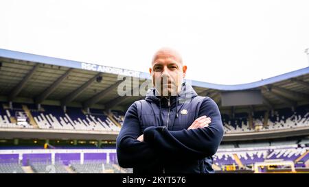 ACHTUNG HERAUSGEBER - VERTEILT BILDER - OBLIGATORISCHE GUTSCHRIFT 'RSCA STUDIO' verteilt Bilder, die von der belgischen Fußballmannschaft RSC Anderlecht in Brüssel, Donnerstag, den 01. Dezember 2022, veröffentlicht wurden, zeigt den neu ernannten Cheftrainer Brian Riemer, der am Donnerstag, den 01. Dezember 2022 für den Fotografen posiert. BELGA FOTOHANDOUT RSC ANDERLECHT – RSCA STUDIO Stockfoto