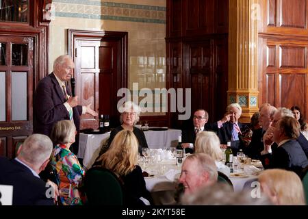 Peter Snow; Ann MacMillian; AN Wilson; Lucy Lethbridge; Oldie lit Lunch 15-11-22 Neil Spence Photography; der Liberale Club; Stockfoto